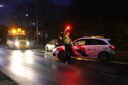 Gladheid: auto tegen paal gereden in Huizen
