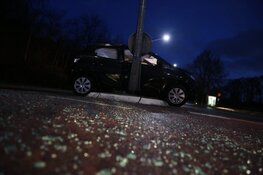 Gladheid: auto tegen paal gereden in Huizen