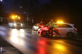 Gladheid: auto tegen paal gereden in Huizen
