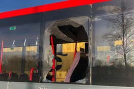 Botsing tussen vrachtwagen en lijnbus, geen gewonden
