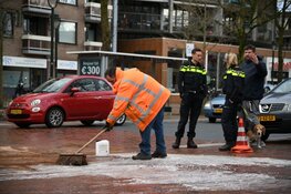 Bezorger glijdt onderuit in Hilversum; vermoedelijk olie op klinkers