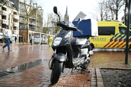Bezorger glijdt onderuit in Hilversum; vermoedelijk olie op klinkers