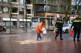 Bezorger glijdt onderuit in Hilversum; vermoedelijk olie op klinkers