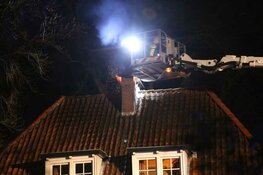 Schoorsteenbrand zorg voor verkeershinder in Huizen