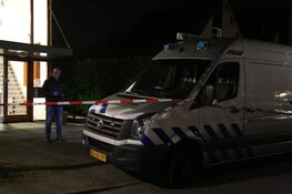 Politie onderzoekt 'verdachte spullen' bij woning Huizen