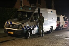 Politie onderzoekt 'verdachte spullen' bij woning Huizen