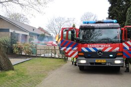Grote bouwcontainer tegen woning in vlammen opgegaan