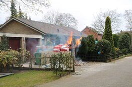 Grote bouwcontainer tegen woning in vlammen opgegaan