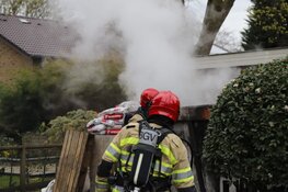 Grote bouwcontainer tegen woning in vlammen opgegaan