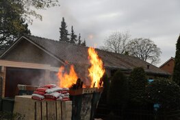 Grote bouwcontainer tegen woning in vlammen opgegaan