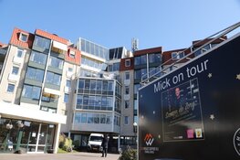 Mick Harren verrast verzorgingstehuis Bussum