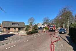 Brand in woonboerderij met rieten dak lastig onder controle te krijgen