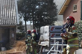 Brand in woonboerderij met rieten dak lastig onder controle te krijgen