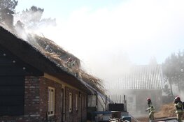 Brand in woonboerderij met rieten dak lastig onder controle te krijgen