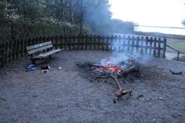 Jongeren stoken vuurtje bij Naarden; brandweer snel ter plaatse
