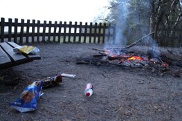 Jongeren stoken vuurtje bij Naarden; brandweer snel ter plaatse
