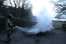 Jongeren stoken vuurtje bij Naarden; brandweer snel ter plaatse