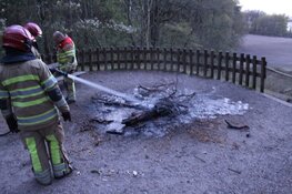 Jongeren stoken vuurtje bij Naarden; brandweer snel ter plaatse