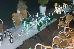 Chillende jongeren vluchten na het zien van agent: "Jassen graag ophalen op het bureau"