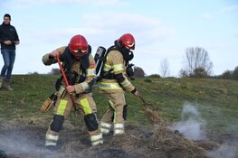 Brandweer gebruikt hooivorken bij blussen brand