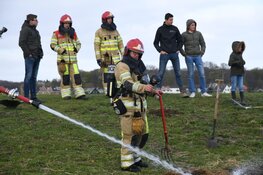 Brandweer gebruikt hooivorken bij blussen brand