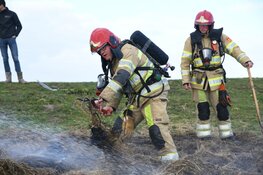 Brandweer gebruikt hooivorken bij blussen brand