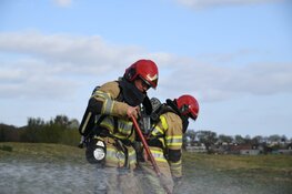 Brandweer gebruikt hooivorken bij blussen brand