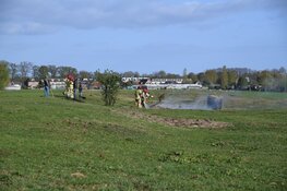 Brandweer gebruikt hooivorken bij blussen brand