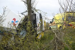 Vrachtwagen beland in sloot in Weesp