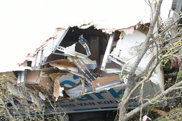 Vrachtwagen beland in sloot in Weesp