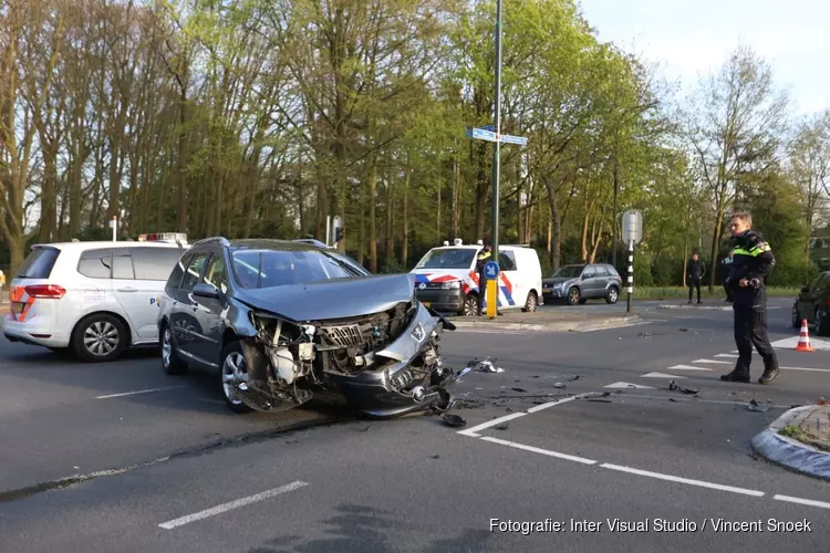 Veel schade bij botsing in Huizen