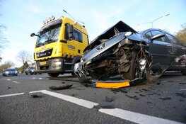 Veel schade bij botsing in Huizen