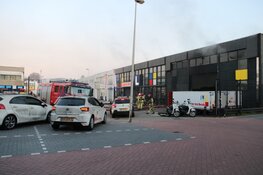 Veel schade na brand bij rijschool in Bussum