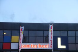 Veel schade na brand bij rijschool in Bussum