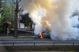 Auto vliegt spontaan in brand tijdens rijden in Hilversum