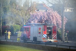 Auto vliegt spontaan in brand tijdens rijden in Hilversum