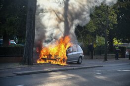 Auto vliegt spontaan in brand tijdens rijden in Hilversum
