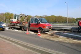 Werkauto verliest dieseltank aan Amersfoortsestraatweg
