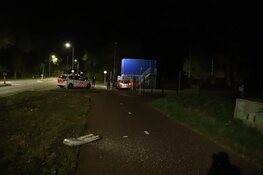 Auto ramt lantaarn en hek in Hilversum