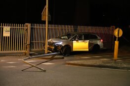 Auto ramt lantaarn en hek in Hilversum