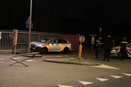 Auto ramt lantaarn en hek in Hilversum