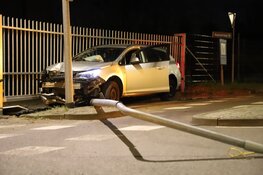 Auto ramt lantaarn en hek in Hilversum