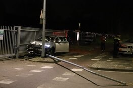 Auto ramt lantaarn en hek in Hilversum