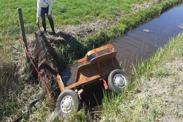 Paard en wagen raken te water in Eemnes