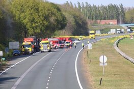 Brand in vrachtwagen vol PVC buizen op A27 bij Blaricum