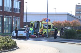 Vrouw in scootmobiel aangereden