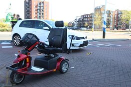 Vrouw in scootmobiel aangereden