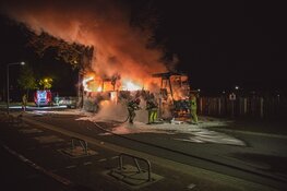 Vuurzee legt touringcar in de as