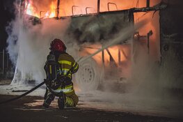 Vuurzee legt touringcar in de as