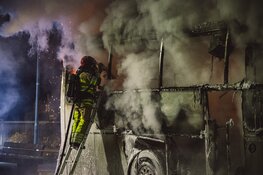 Vuurzee legt touringcar in de as